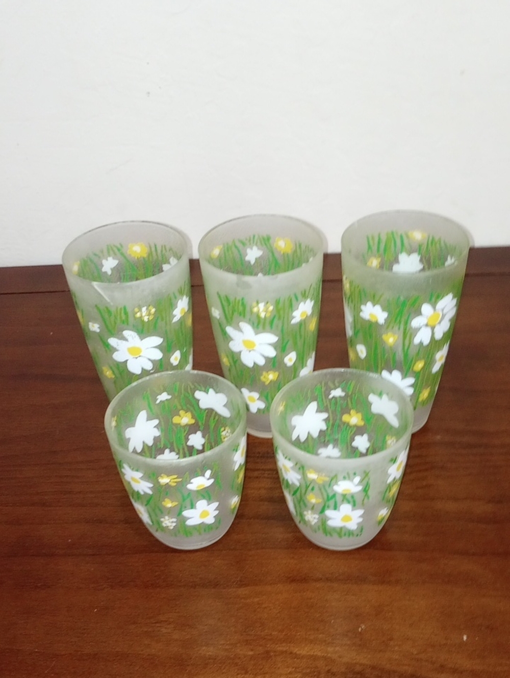 HJ Stotter White Daisy Acrylic Cups, Set of 5, Mixed Sizes - 60s Vintage!